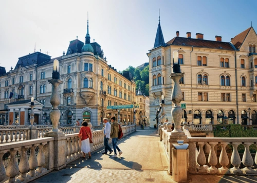 ljubljana-slovenia-april-29-2018-people-triple-bridge-old-street-historical-center-ljubljana-slovenia