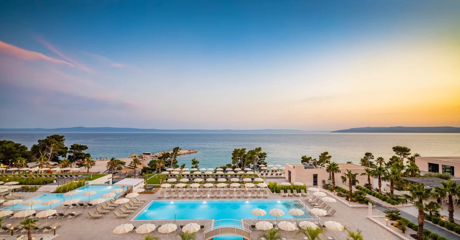 26_Aminess_Khalani_Beach_Hotel_04_Pool_and_Relax_Zone_pool-relax-zone-5