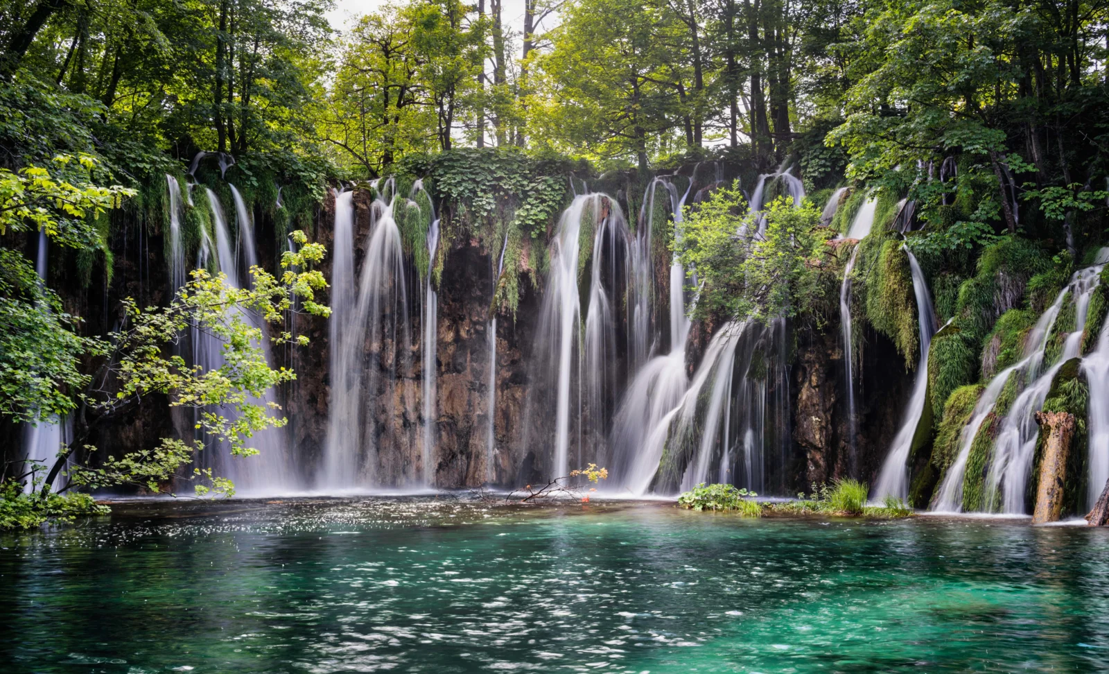 mesmerizing-view-plitvice-lakes-national-park-croatia