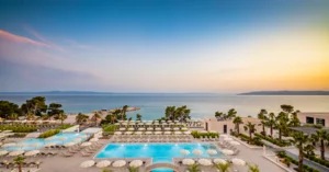 26_Aminess_Khalani_Beach_Hotel_04_Pool_and_Relax_Zone_pool-relax-zone-5