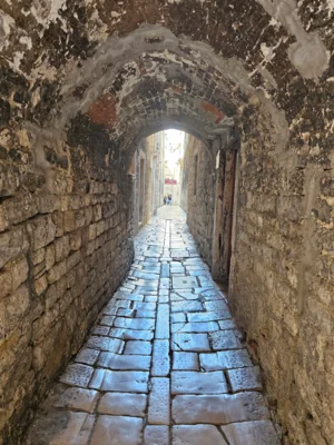 Split (128)