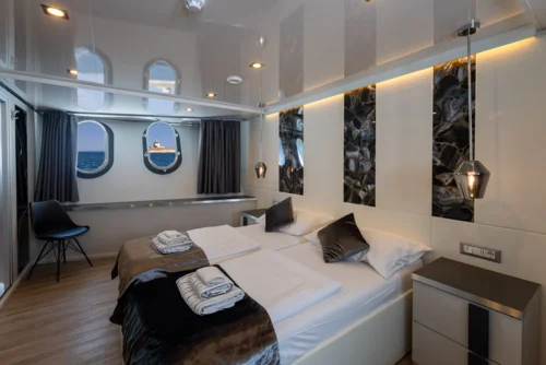 Aurelia cabin 10 - 0001