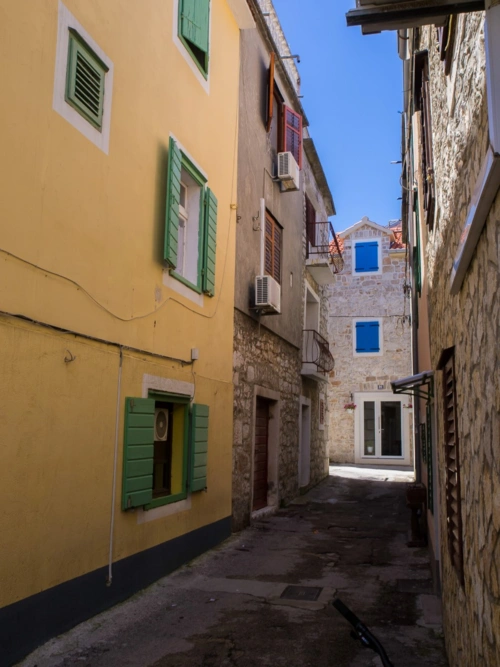 vodice-oldtown-stone-streets-holiday-croatia