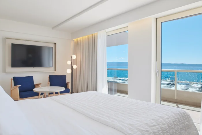 Elegant_sea_view_guestroom