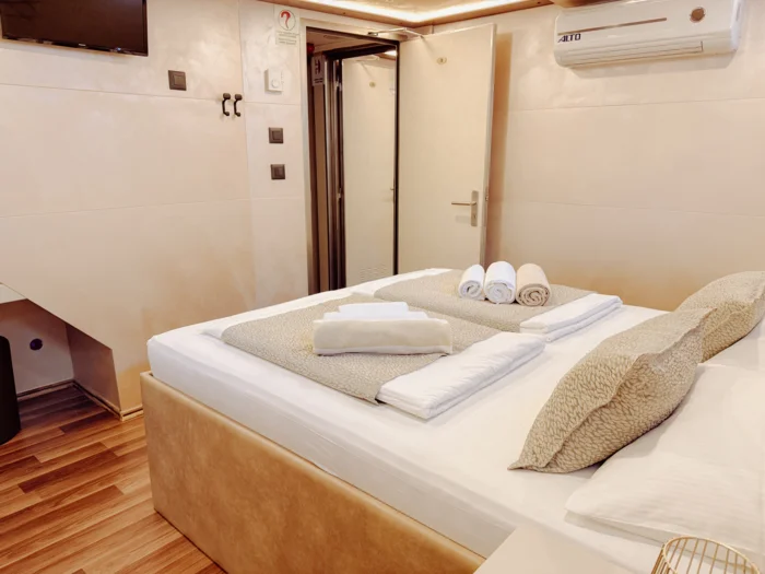 Equator_Lower_deck (4)